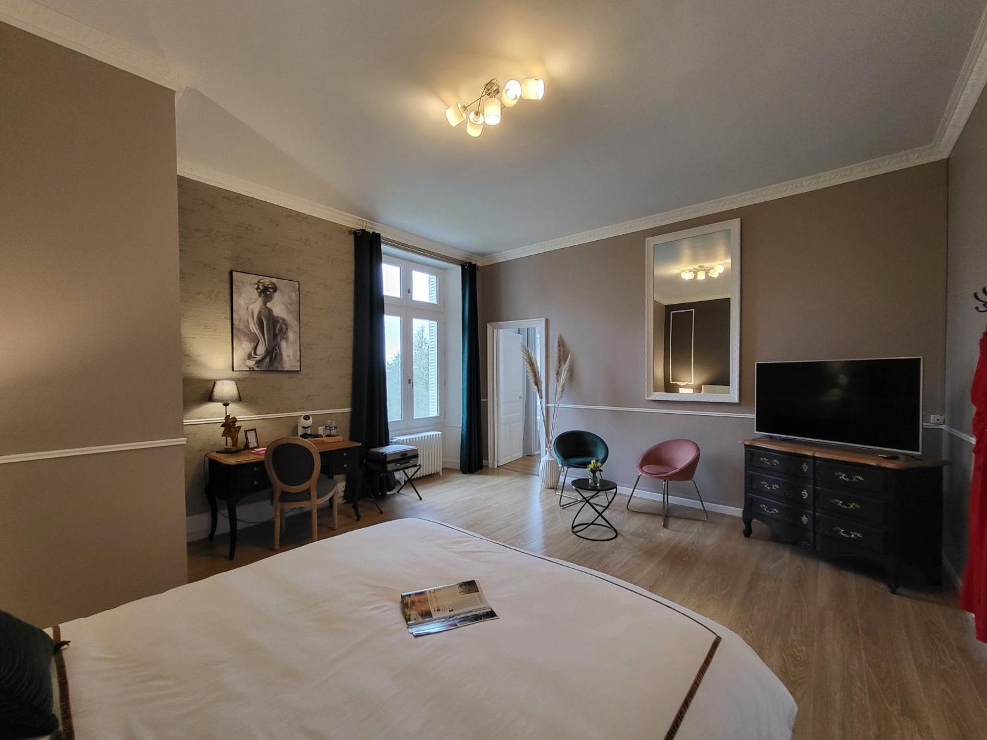 Sejour De Charme Au Chateau Avec Petit-Dejeuner Et Parking - Fr-1-591-705 Cluis Luaran gambar