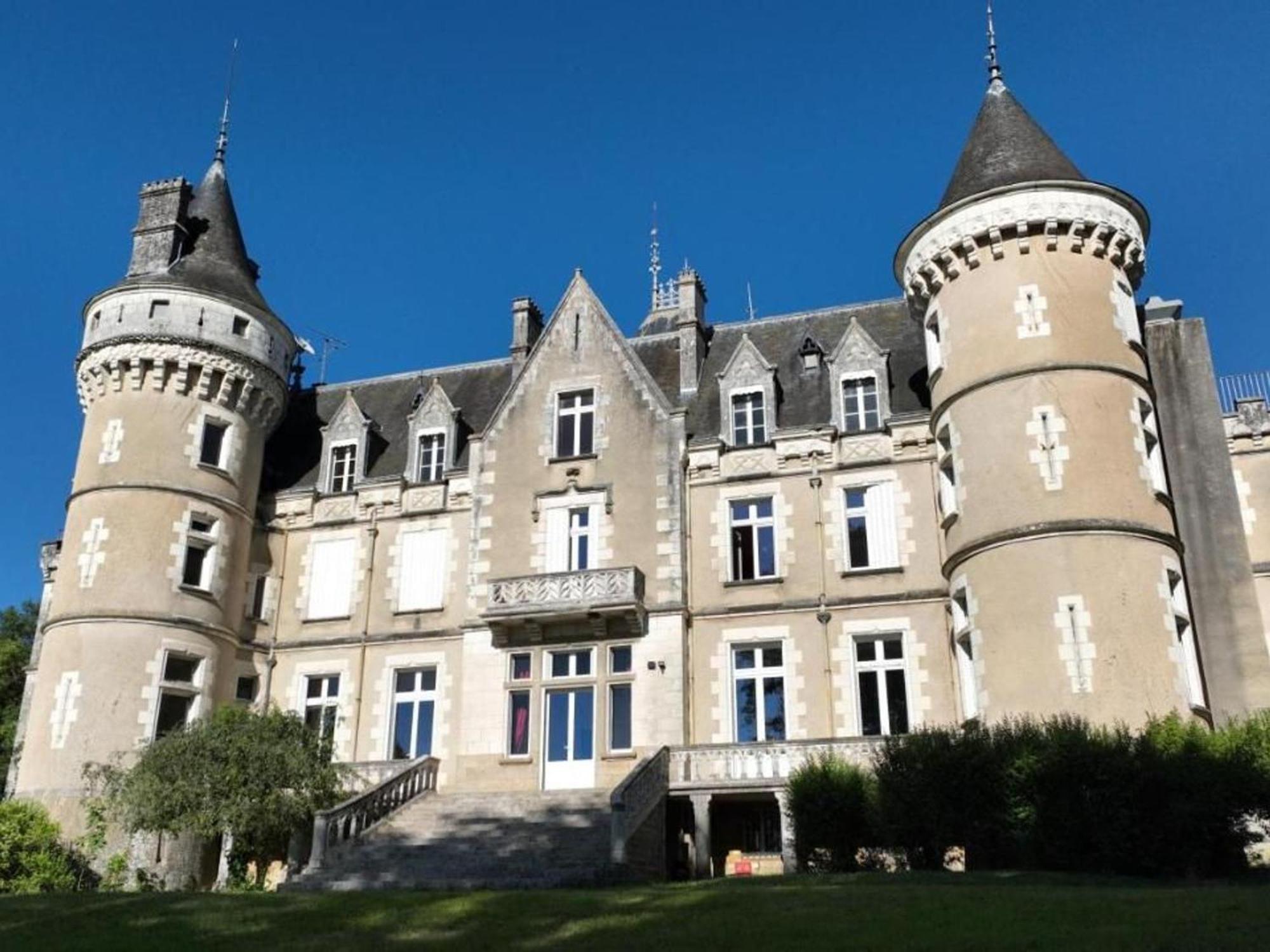 Sejour De Charme Au Chateau Avec Petit-Dejeuner Et Parking - Fr-1-591-705 Cluis Luaran gambar