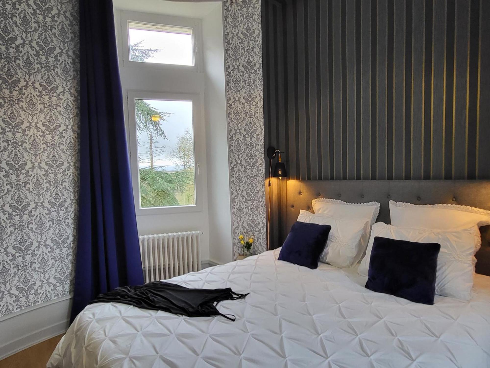 Sejour De Charme Au Chateau Avec Petit-Dejeuner Et Parking - Fr-1-591-705 Cluis Luaran gambar