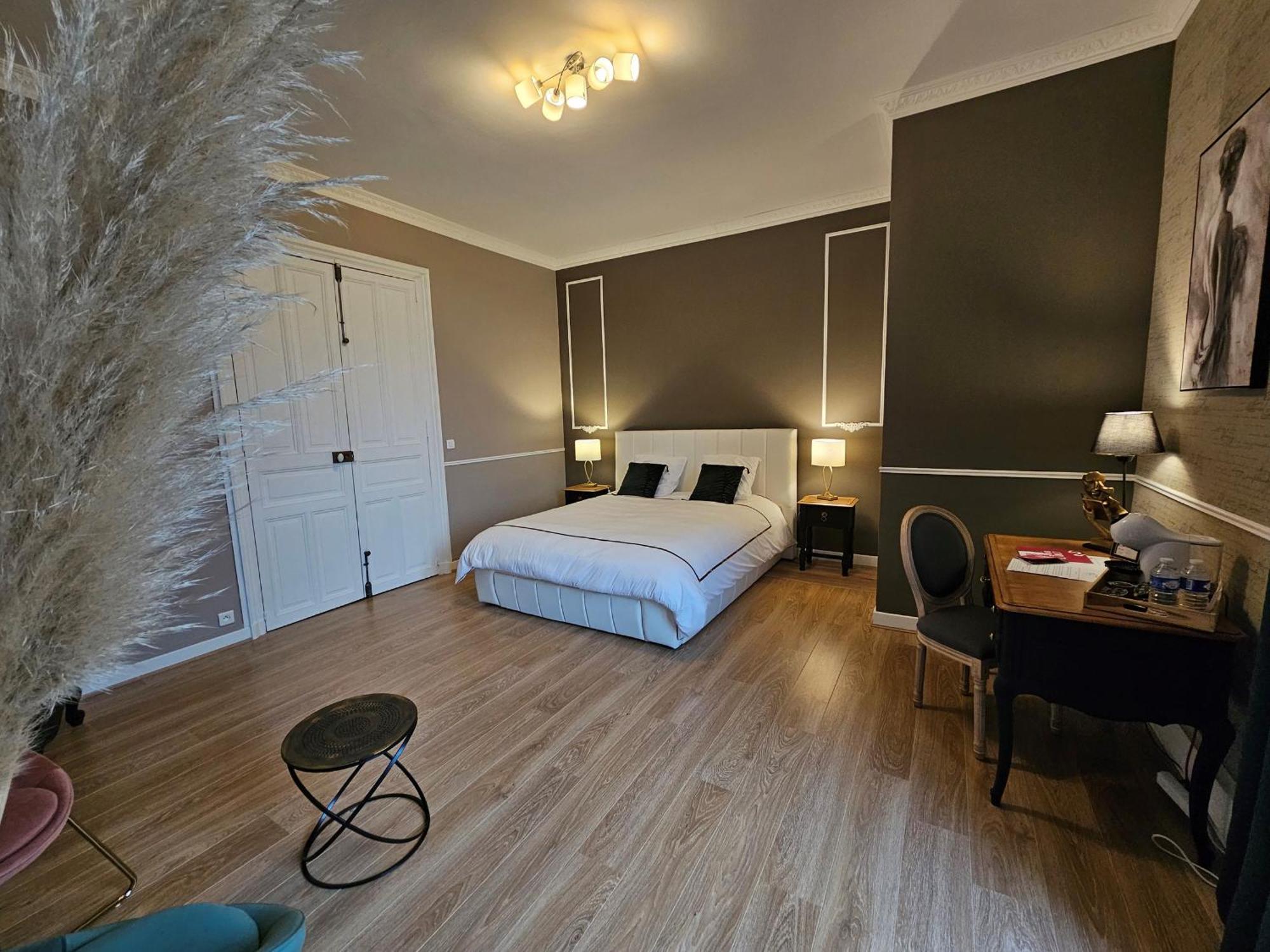 Sejour De Charme Au Chateau Avec Petit-Dejeuner Et Parking - Fr-1-591-705 Cluis Luaran gambar