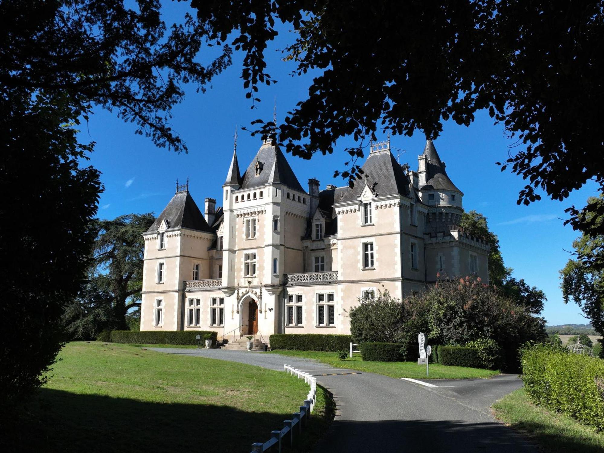 Sejour De Charme Au Chateau Avec Petit-Dejeuner Et Parking - Fr-1-591-705 Cluis Luaran gambar